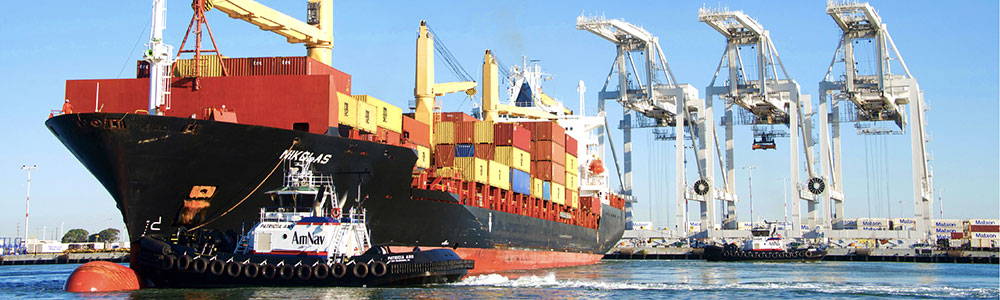 tugboat-berthing-vessel-in-container-terminal